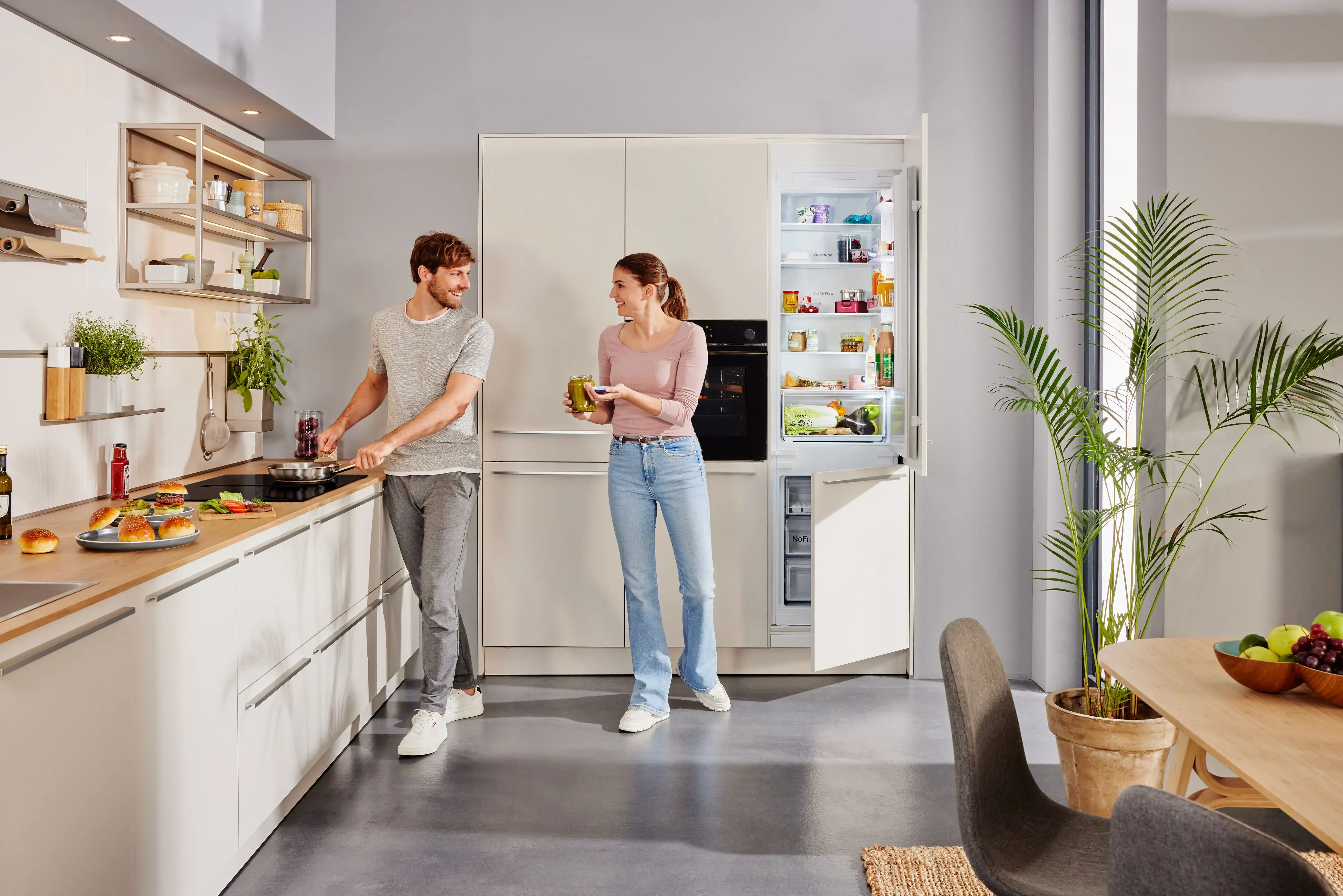 Constructa Energy Markenseite Kühlgeräte Pärchen in Küche